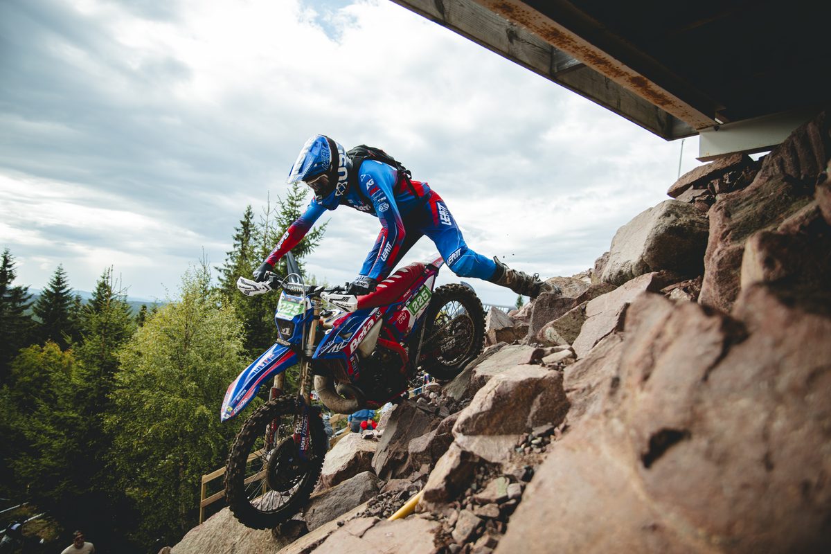 James Moore bajando un escalón de roca en una Beta azul y roja en la Forza Orza Hard Enduro, Suecia