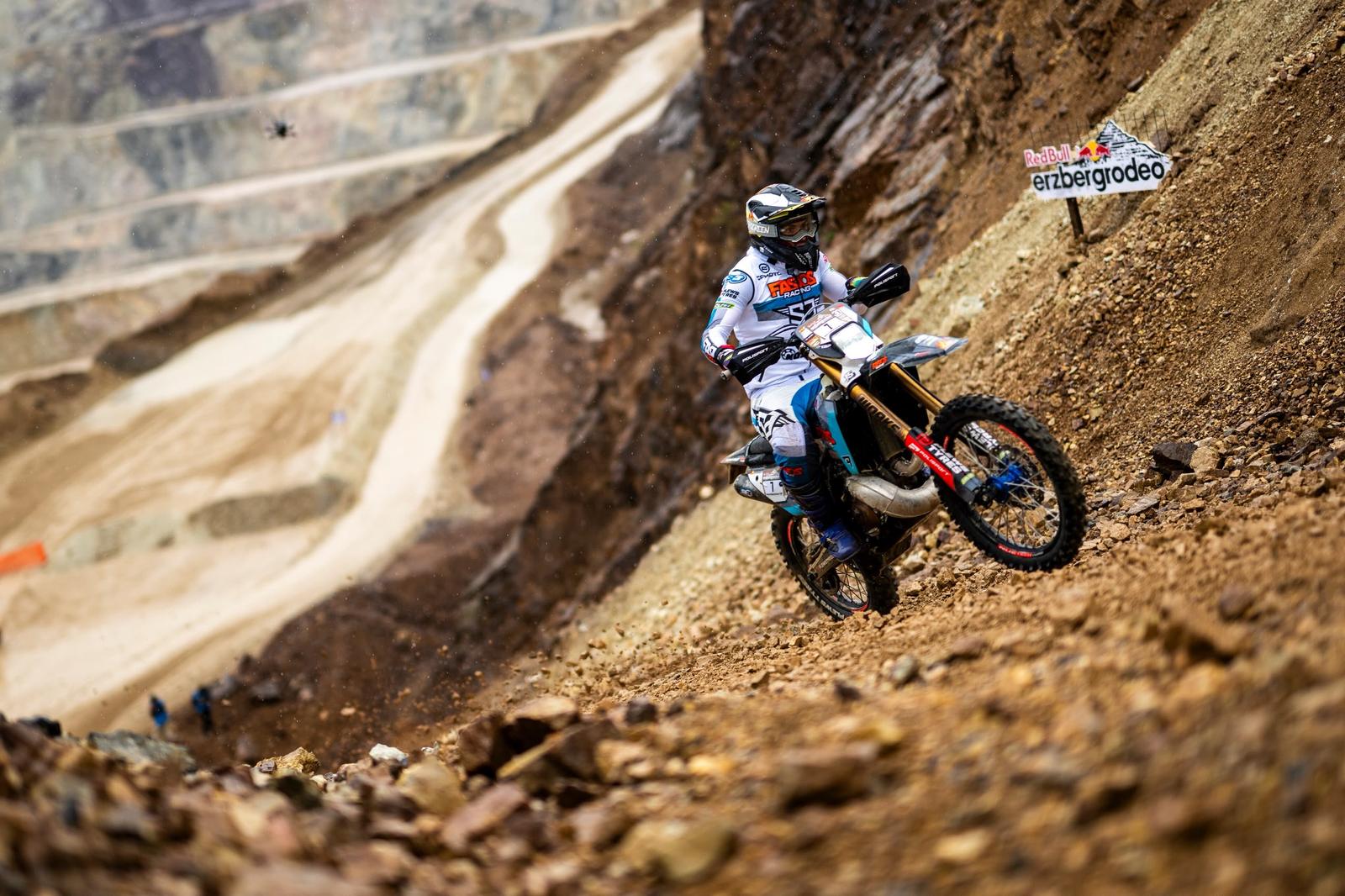 Piloto con gomas de taco Plews Tyres en carrera