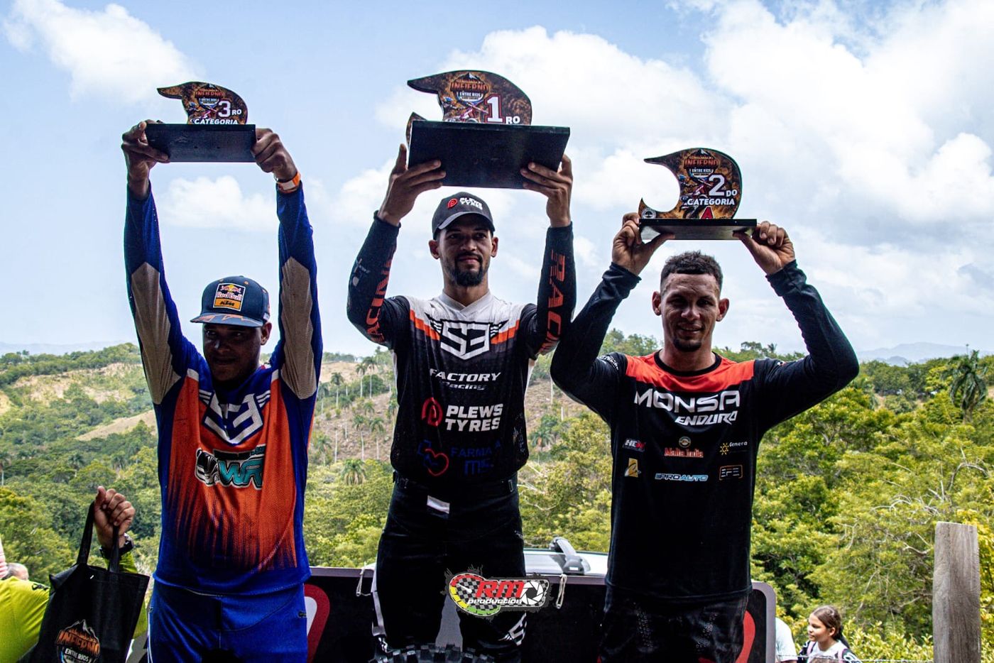 Maiki Trejo en el primer lugar del podio de Categoría A en Guananico, con jersey Plews Tyres