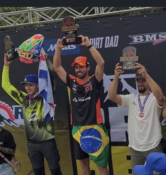 Maiki Trejo en el podio de la Barãomaniacs, Brasil 2026