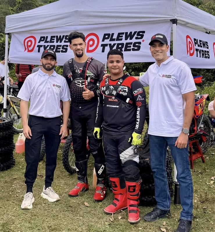 Equipo Torq Powerparts y pilotos Plews Tyres en un enduro nacional