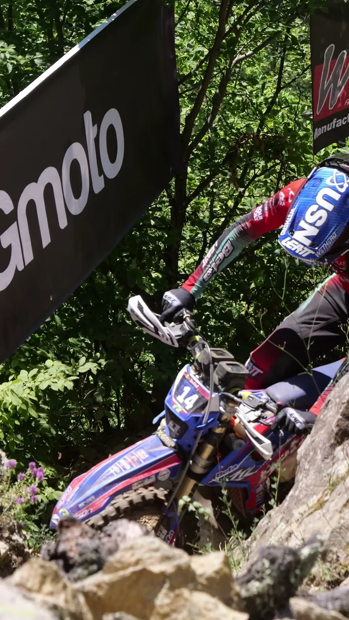 James Moore sube de frente por un escalón de roca entre los árboles y luego por la piedra y el polvo en la Red Bull Romaniacs, Rumanía